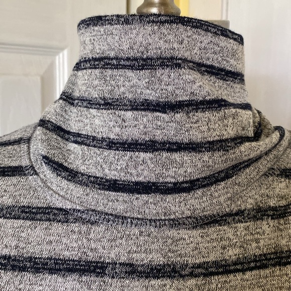Banana Republic Luxespun stripe turtleneck size M - Picture 3 of 7
